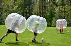 Bubble-Football-spielen als Team-Event